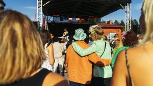 Hyvinvointi | Hetki sitten valvoin festareilla, nyt valvon, ettei pihasauna pala