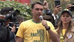 Flávio Bolsonaro ressuscita narrativa da facada, mas investigação deixou perguntas sem resposta