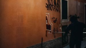 Brescia, Ghost Pitùr ripulisce i palazzi imbrattati dai writer: “Un gesto d’amore urbano”