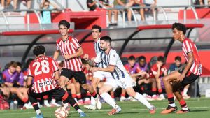 El fichaje del verano en el Avilés vuelve a sonreir casi mil días después