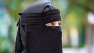 ¿Prohibir el burka en las administraciones y lugares públicos?