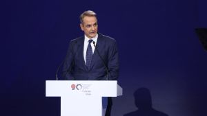 La Grecia corre, ma Mitsotakis vede spuntare nemici a destra