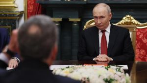 “Negoziati a tre sull’Ucraina”. Attesa telefonata Trump-Putin-Zelensky. Witkoff: passi avanti