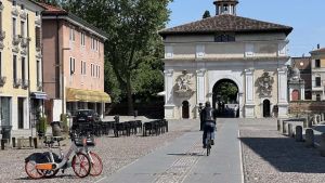 Padova, insegue il ladro e urla svegliando il quartiere: scippo al Portello