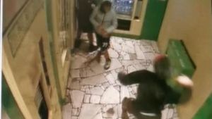 Pavia, banda di adolescenti sfascia a sassate il distributore automatico