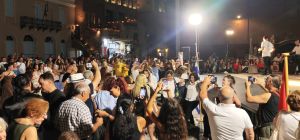 Μίκης και συρτάκι ενώνουν!