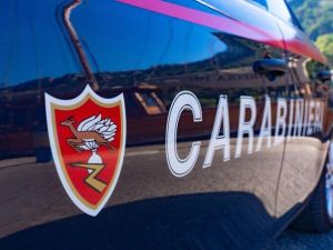 «Papi no, papi no», a Giugliano bimbo di 6 anni prova a difendere la madre: l'ex la picchia davanti a lui