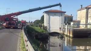 Omicidio a San Giorgio delle Pertiche, auto senza targa dentro al fiume: trovato un cadavere