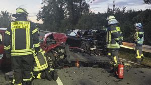 56-Jährige muss aus Auto befreit werden: Drei Verletzte bei Unfall auf der B34