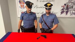 Pistola con sette proiettili scoperta tra i rifiuti in un impianto di Povoletto