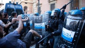 Scontri al corteo del 20 luglio per Fakir: salgono a 26 i denunciati, 15 per devastazione. E 4 Daspo urbani