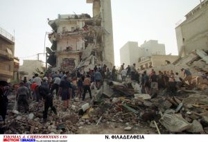 Κόκκινοι σταυροί σε ραγισμένους τοίχους