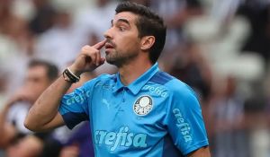 Abel Ferreira, lobo em pele de cordeiro, ativa o modo coitadinho e desrespeita o Palmeiras