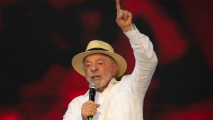 Com o PT no poder a quase 20 anos, Lula faz campanha como se fosse oposição