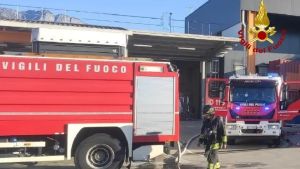 Incendio in un'azienda di rifiuti a Maniago: fiamme dal nastro trasportatore