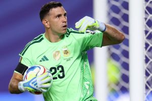 ‘Dibu’ Martínez in the race for a third Yashin Trophy for best goalkeeper