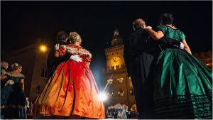 “Fuochi di gioia”, in Piazza Maggiore si torna indietro nel tempo con il Gran ballo dell’Ottocento e gli spettacoli pirotecnici