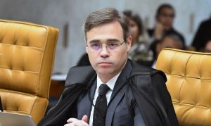 Ao afastar diretor da PF, Mendonça atropela ministro da Justiça