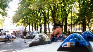 Sorpresi a curiosare tra le auto in sosta con una tenaglia: denunciato un 49enne