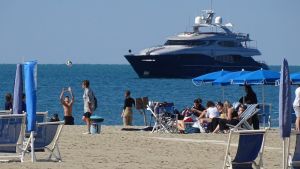 Il mare a settembre in Toscana: caldo e turisti stranieri allungano l’estate, prezzi in calo