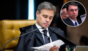 Função de Mendonça é tirar o foco da vida de Flávio Bolsonaro