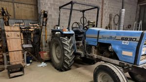 Aggancia un attrezzo al trattore e la gamba rimane schiacciata: ferito un imprenditore agricolo