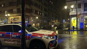 El incendio en la cocina de un piso de Gijón deja dos heridos y un amplio operativo de emergencias