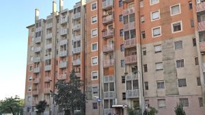 Rozzano, spari vicino alla scuola d’infanzia. Regolamento di conti tra spacciatori, l’esasperazione dei residenti: “Basta”