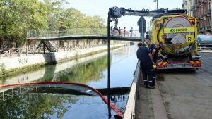 Marea nera nel Naviglio: le immagini, le analisi e le prime verità sull’autore