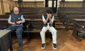 Incident v azilnem domu: varnostnike tepli, brcali in ugriznili