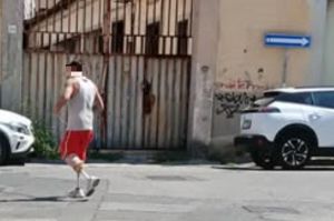 Rapinato dall’uomo con le protesi: è il terzo agguato nel minimarket di Livorno