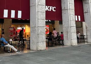 Livorno, prima infastidisce i dipendenti di Kfc, poi aggredisce i carabinieri: arrestato
