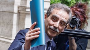 Lovaglio teme i francesi, Orcel fa un passo in Generali. Risiko e caos