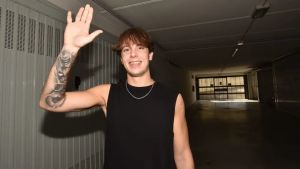 Aggredito a Barcellona, Nicola torna a casa: «Ogni augurio mi ha aiutato, sono stato picchiato senza motivo»