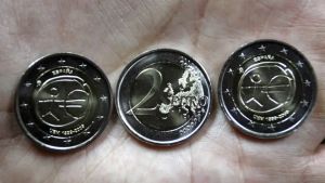 Prova a pagare ma le monete da due euro sono false: scatta l’allarme social