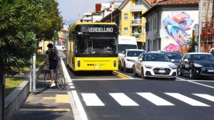 Bergamo, i residenti: “Noi tra pericoli e disagicol marciapiede ristretto”. E il Comune mette la retro