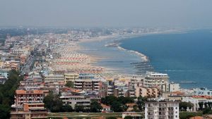 I maxi stabilimenti dividono Rimini: “Addio al rapporto cliente-bagnino”. “Solo i più grandi avranno la forza di cambiare”