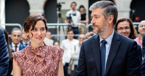 El artículo 111 del Reglamento de la Asamblea rompe la estrategia de Ayuso con el ático de Chamberí