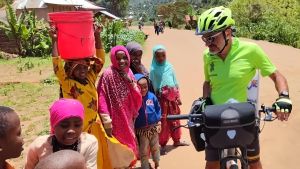 Carlo Motta e la sua bici tornano in Africa: una missione per la solidarietà che parte da Cuggiono