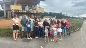 El pueblo de Oviedo que exige el traslado de la parada del bus al Instituto, que está a 1,6 kilómetros de las casas: 