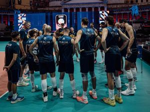 L'Italvolley arrivata a Napoli, primo allenamento in notturna nella spettacolare arena del Plebiscito