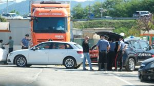 Anziano travolto da un tir, Giancarlo muore mentre va a fare la spesa. La tragedia nel parcheggio del supermercato