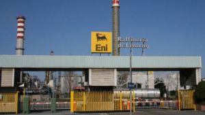 Livorno, esplode un macchinario all’Eni di Stagno: gravi tre operai