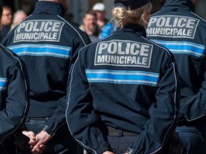 « J’en peux plus du bicot, du nègre »… Le racisme crasse d’un policier municipal de Carcassonne, proche du maire RN, révélé par une vidéo
