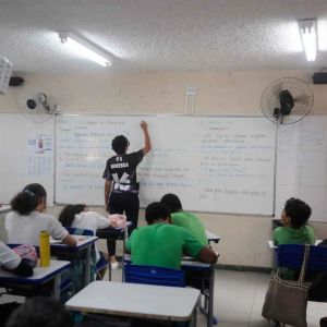 Mais educação e menos escola