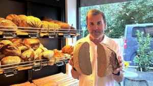 Quanto costa mezza pagnotta? Un fornaio tedesco costretto a sborsare 15mila euro per 10 grammi in meno