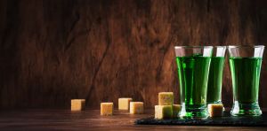 Pourquoi la France a interdit l’absinthe : l’histoire d’un bouc émissaire qualifié de « poison national »