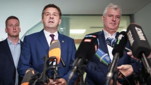 Ministerpräsident lässt sich zum Fraktionschef wählen: Mit diesem Manöver schadet Wahlverlierer Schulze seinem Land