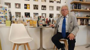 America, Londra e Australia, il barman che ha girato il mondo. ‘Ho 72 anni e servo ancora bollicine’