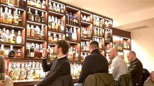 Il Boss Hogg resta chiuso: «Non troviamo un esperto di whisky»